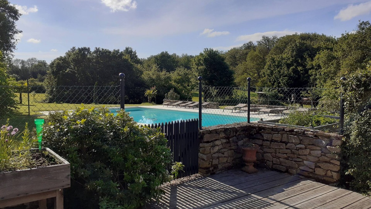 Feneu House | Grande Maison de Famille Pleine de Charme. Confort, Calme, Vue, Piscine