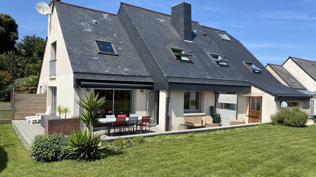 Saint-Cast-le-Guildo House | Grande Maison à 300 m de la Grande Plage sur un Grand Terrain, 5 Chambres Pour 10 Personnes