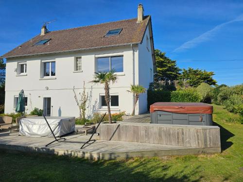 Quineville House | Grande maison normande, vue mer à 75 metres de la plage, équipé spa de nage