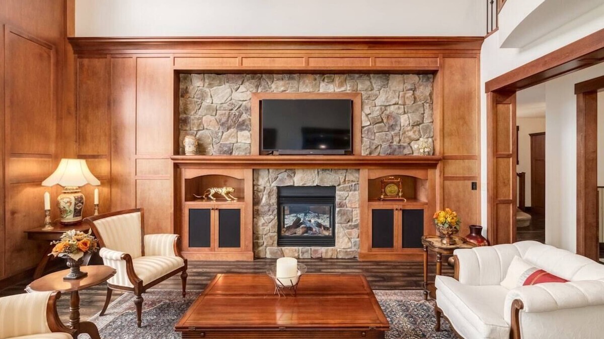 Calgary House | "Grandeur" Luxury living, Sleeps 8!