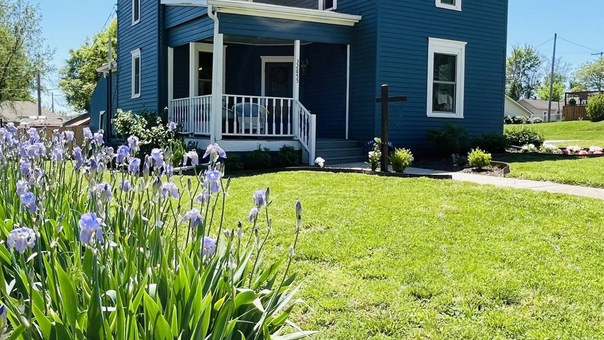 De Soto House | Grandma B’s House - Walk Downtown De Soto, KS