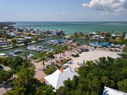Sanibel House | Grandma Dot's House- Marina Villa with Pool and Bikes