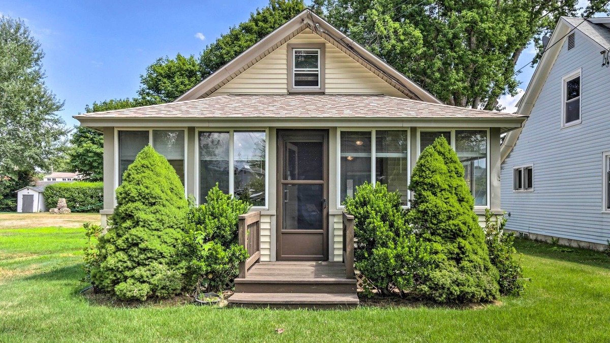 Saybrook Manor Cottage | 'Grandma's Cottage' w/Sunroom: Walk to Beach