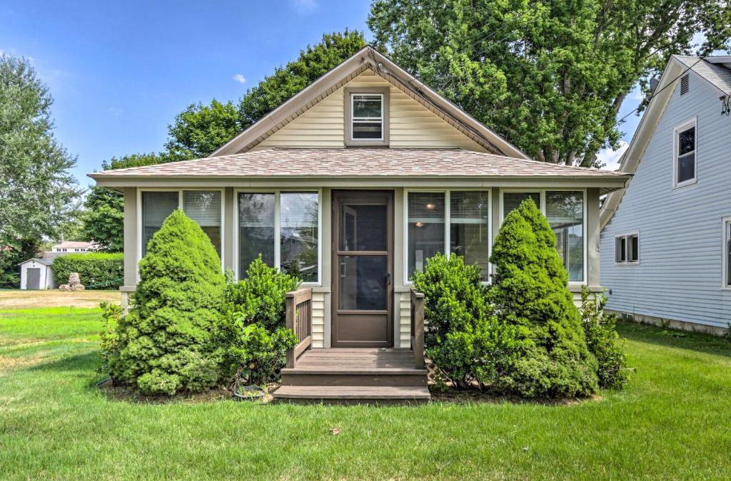 Saybrook Manor House | Grandmas Cottage with Sunroom Walk to Beach