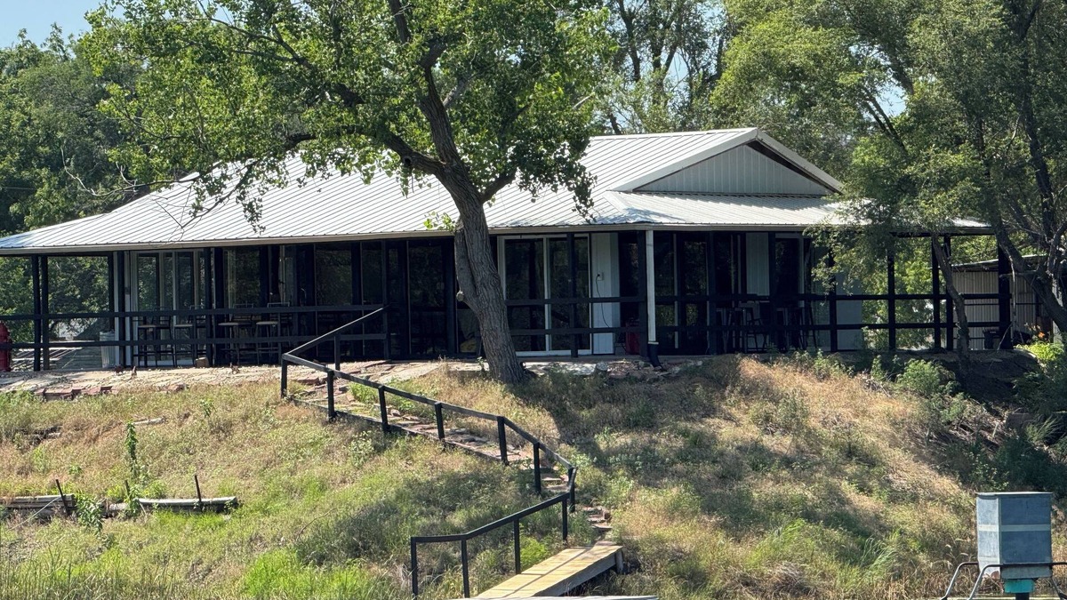 Arlington Cabin | Grandpa’s cozy cabin in Arlington with WiFi, AC, grill,fishing, pedal boat,kayak