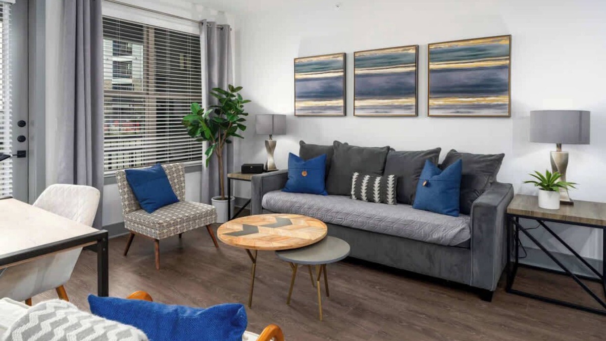 Crestline Heights Apartment | Grandview Apartment: Shops, Restaurants Nearby!