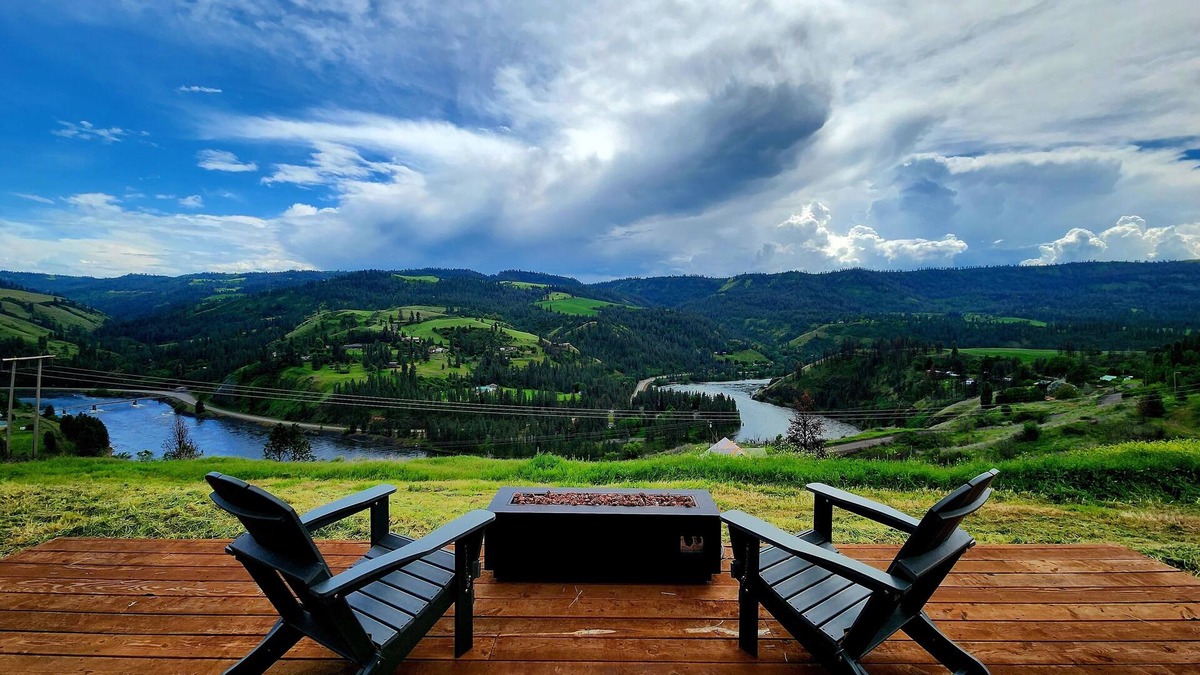 Lenore House | Grandview Getaway offers spectacular views overlooking the Clearwarter river.