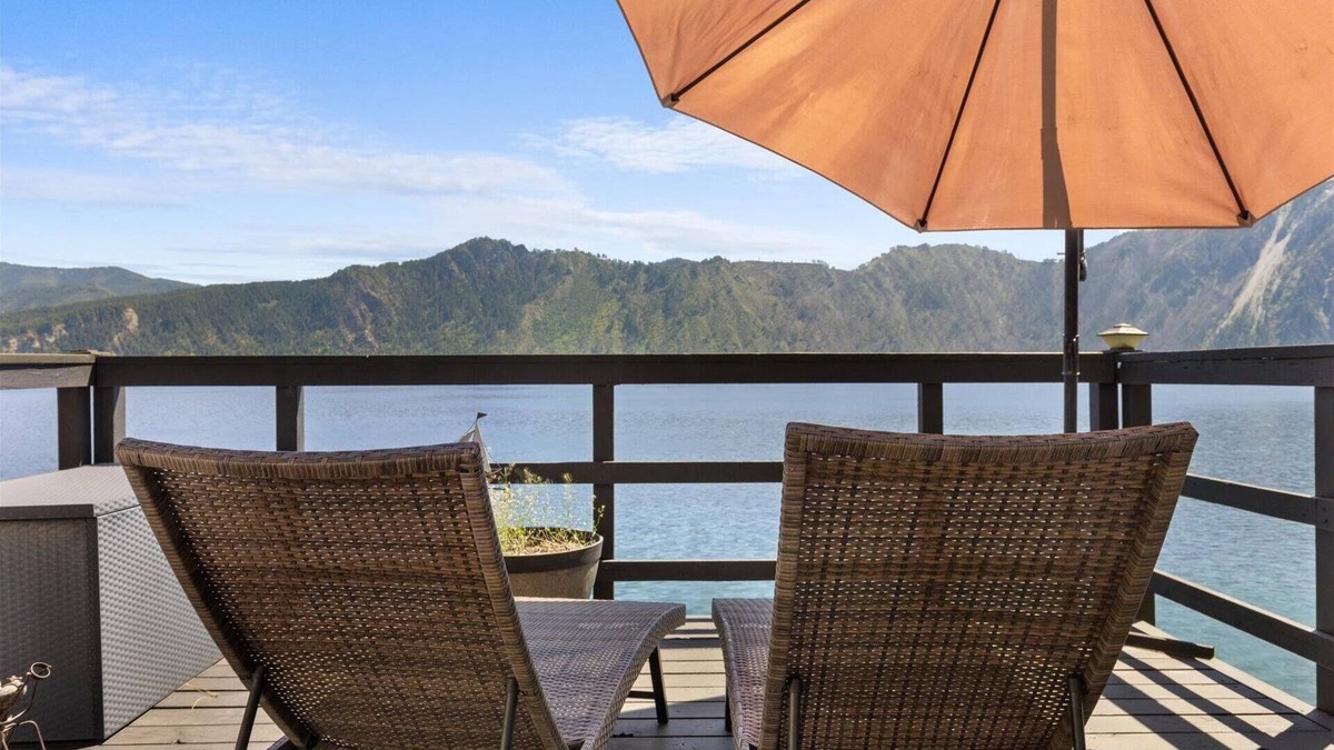 Bayview House | Grandview Lakeside Escape - Stunning Lake & Mountain Views, Private Dock & Deck, BBQ, Near Bayview!