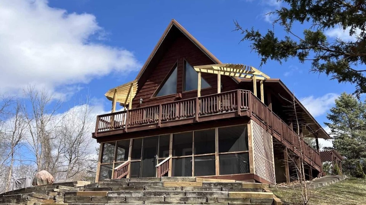 Eagle Mountain Cabin | Grandview! Overlooking the Mississippi River with year 'round HOT TUB!