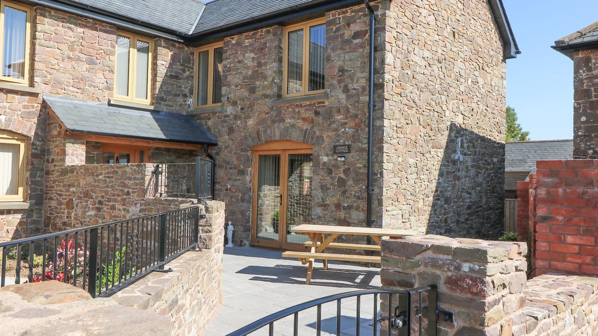 Coldridge Cottage | GRANGE COTTAGE, family friendly, with a garden in Coldridge