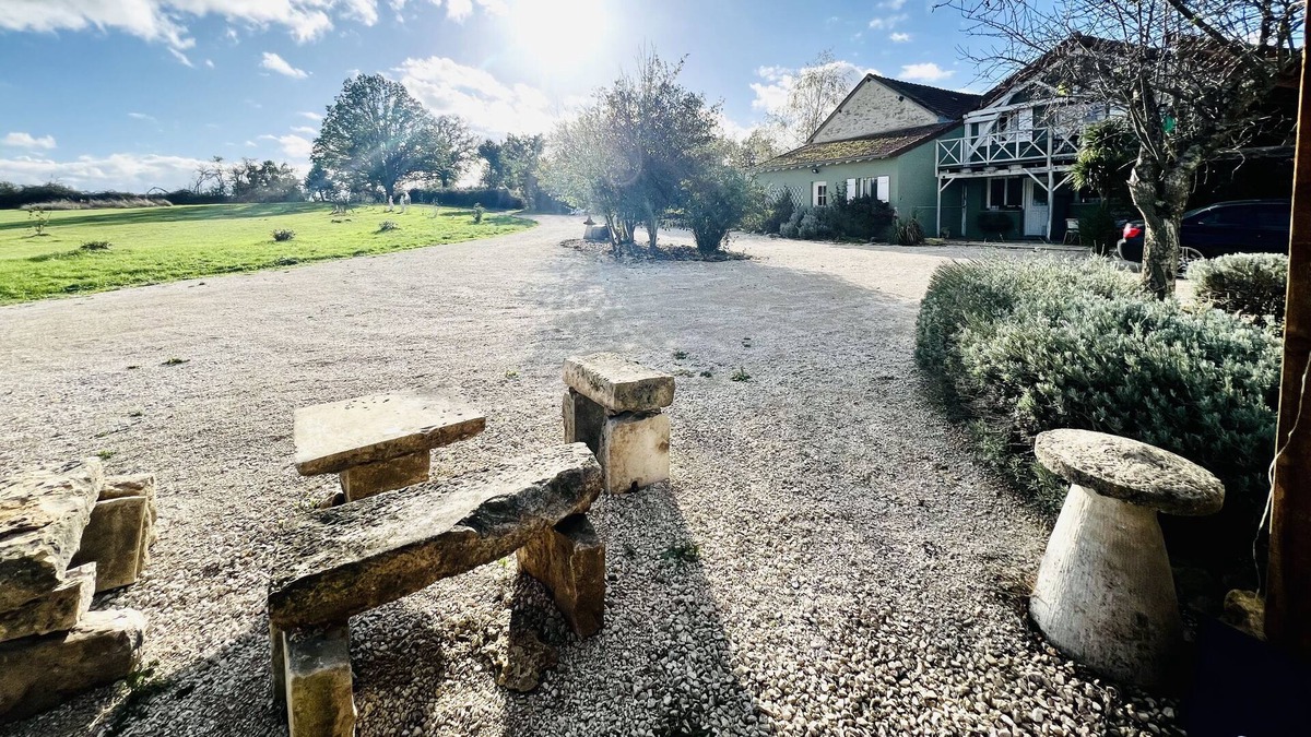 Saint-Pierre-le-Moutier Villa | Grange de Guiblain - Farmhouse villa w/ hot tub & patio