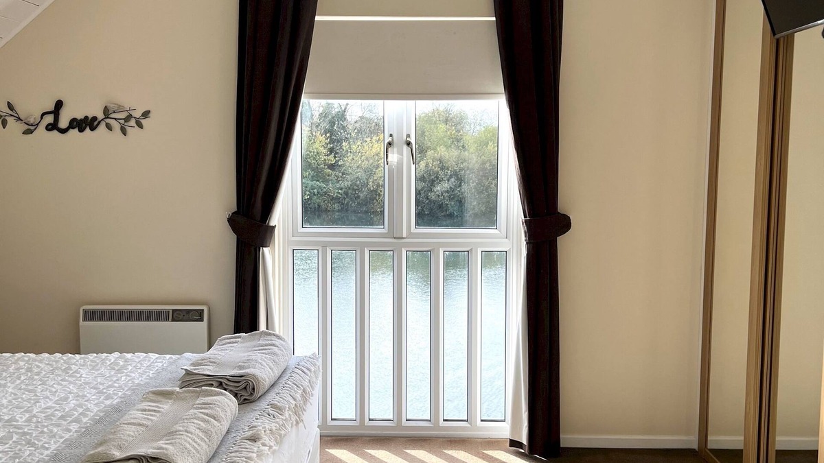 South Cerney Ski Chalet | Grange Lodge · Cotswolds Lakeside - Spring Lake