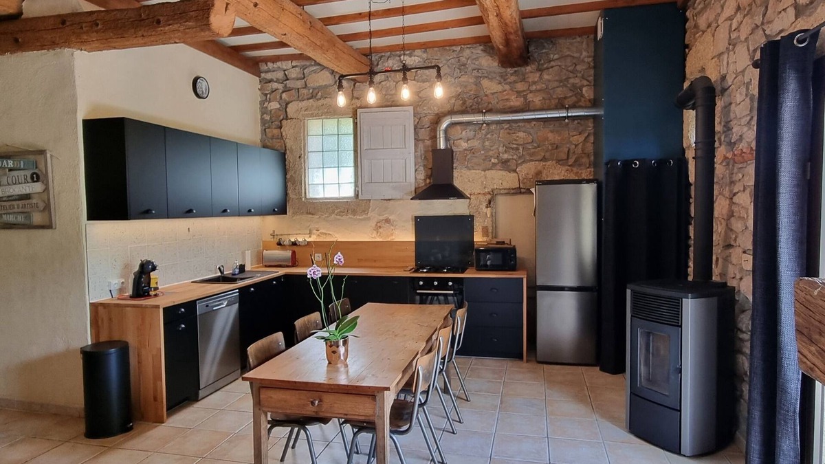 Villeveyrac House | Grange rénovée au coeur du village, terrasse privative, 10min l'étang et la mer
