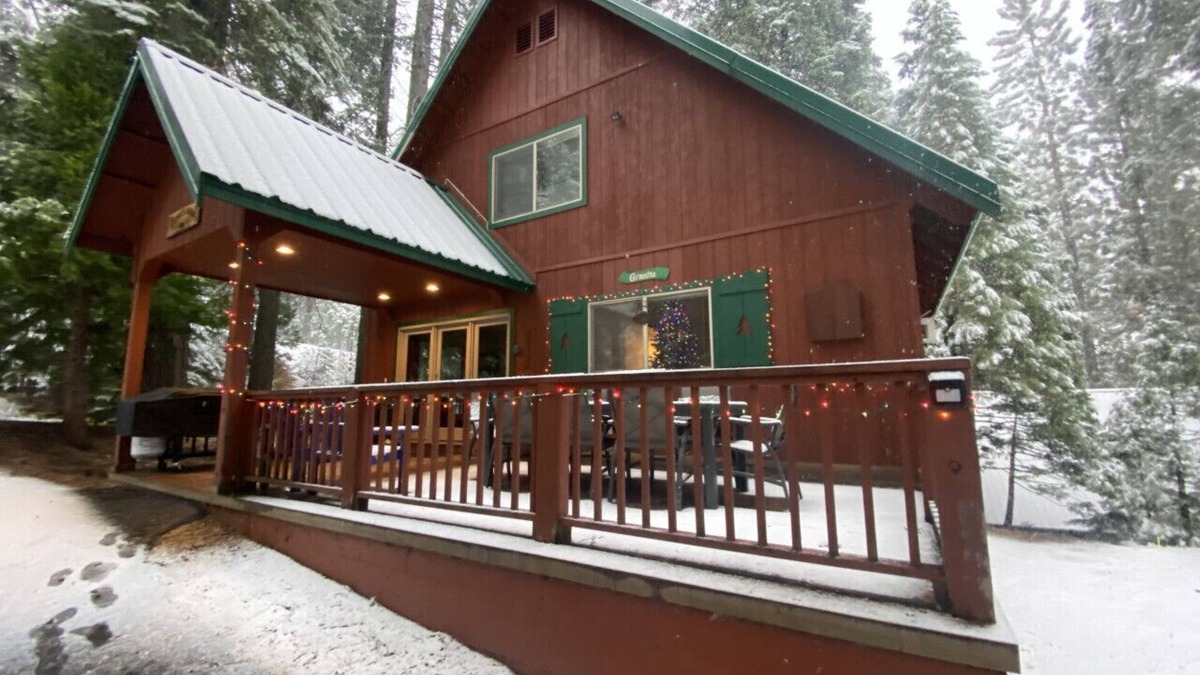 Strawberry Cabin | GRANITE- Cozy cabin steps from Stanislaus River