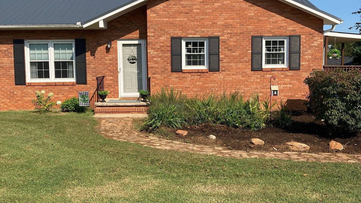 Granite Falls House | “Granite Getaway Cottage.” An adorable cottage in a quiet family neighborhood