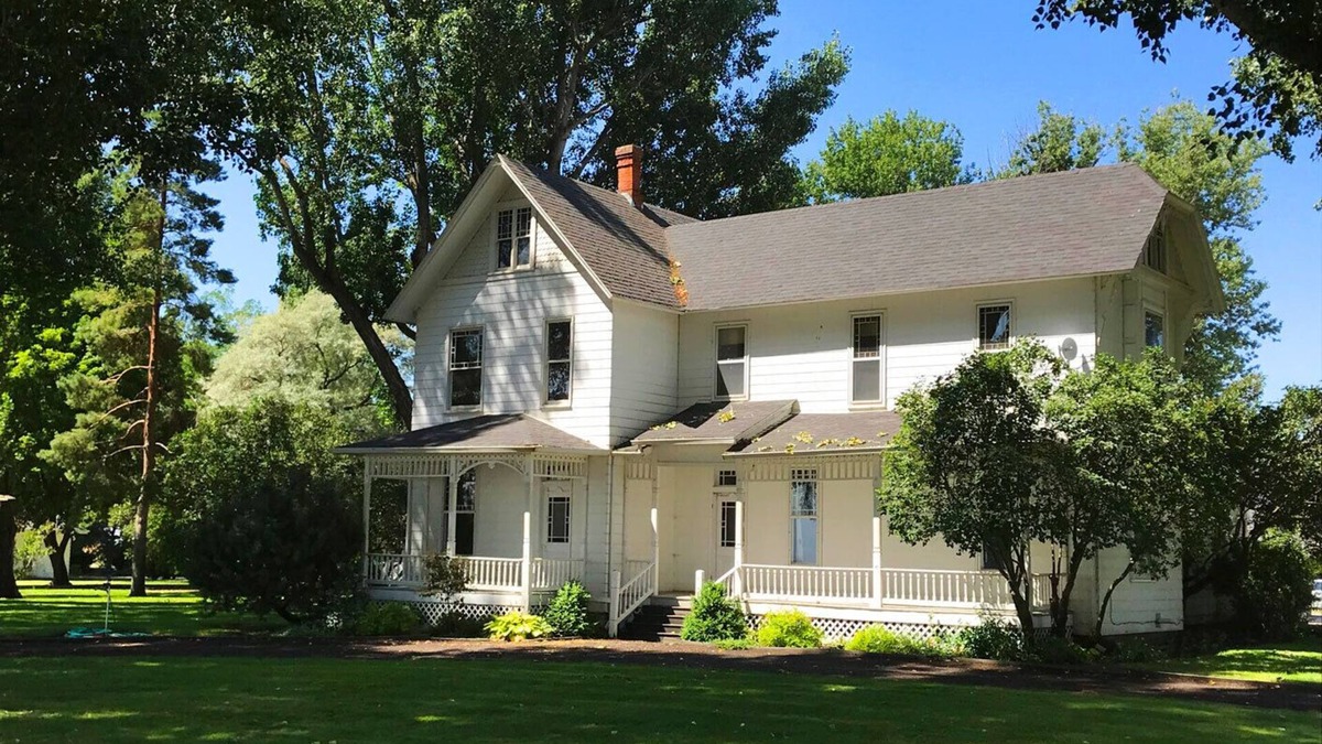 La Grande House | Granny's Farmhouse is a historic 1895 Victorian located on a working farm.