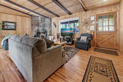 Sugarloaf House | Granny's Love Shack - TRANQUIL RETREAT STEPS AWAY FROM THE NATIONAL FOREST!