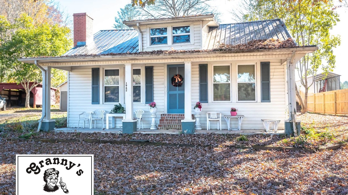 Morganton House | Granny's Place - Historic Country Cottage- PET FRIENDLY!