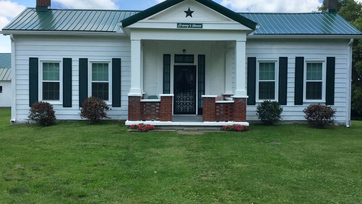 Dry Ridge House | Granny’s House 2 bedroom, 5 miles to ark! Bonus walkthrough space with twin bed.