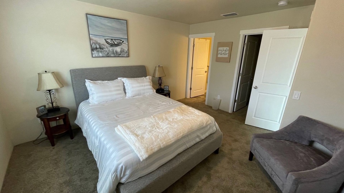Grants Pass Apartment | Grants Pass Fully Furnished Private Duplex w/Yard