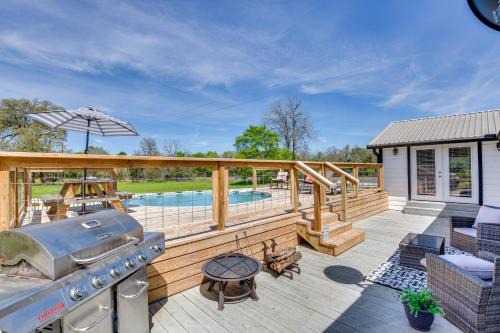 Grapeland House | Grapeland Farm Retreat with Pool, Grill and Fire Pit