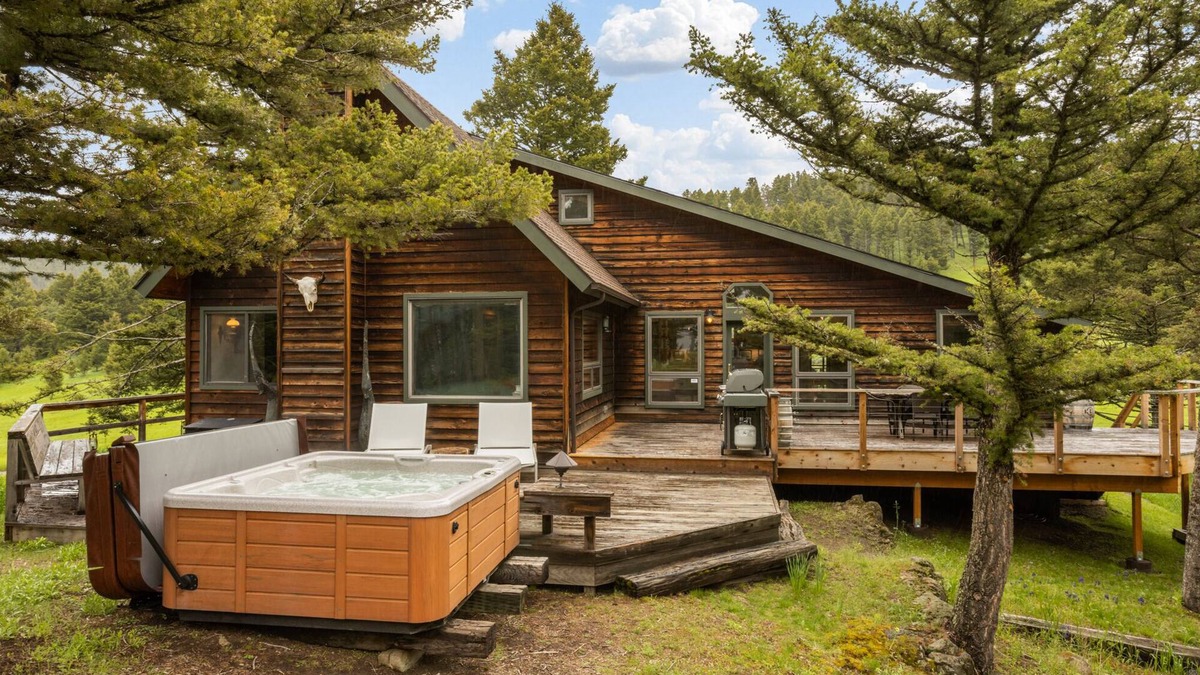 Bozeman House | Grassy Ridge -Tranquil retreat with views in the Bridger Canyon with hot tub!