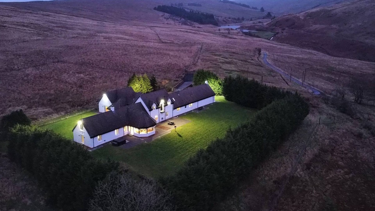 Largs House | Grassyards House - Six Bedroom House, Sleeps 12
