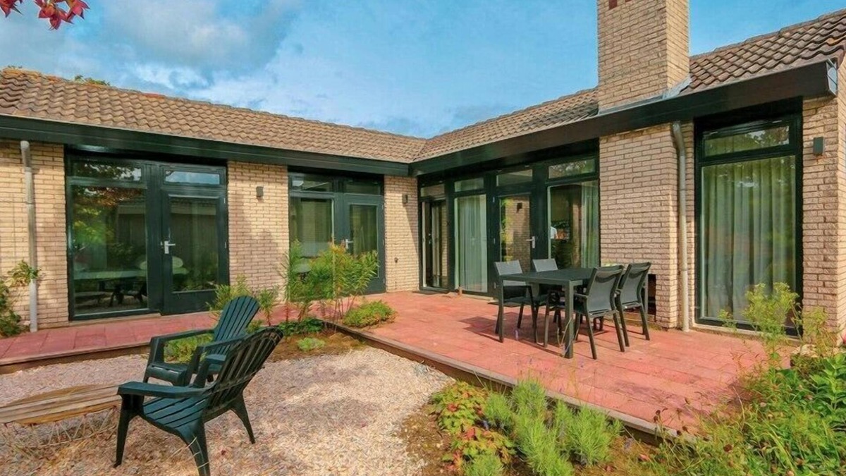 Burgh-Haamstede House | Gravenhof 14 modern bungalow near forest and dune area