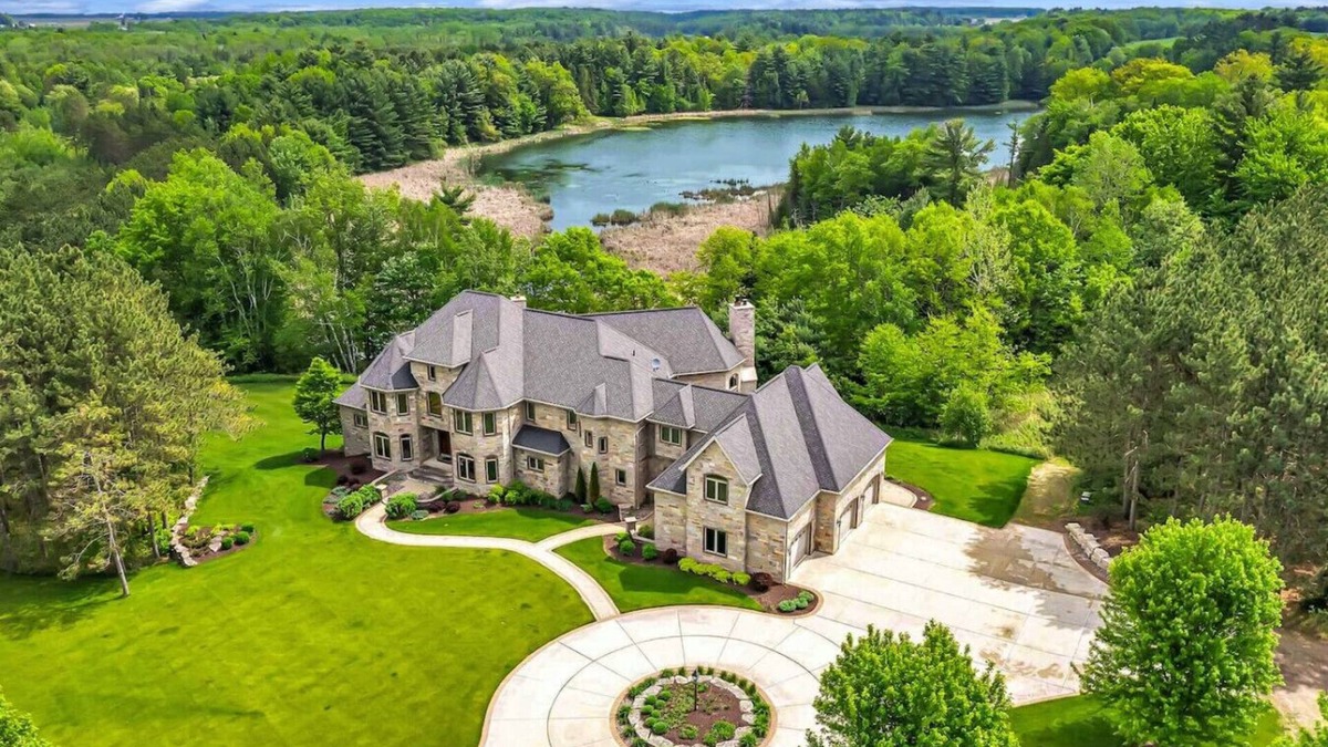 Krakow House | Gray Lake Villa -Sauna/Theater/9 bedroom/Sleeps 22