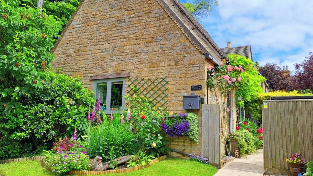 Cutsdean Cottage | Graziers Cottage. Period charm, modern comfort, inglenook, parking, pub