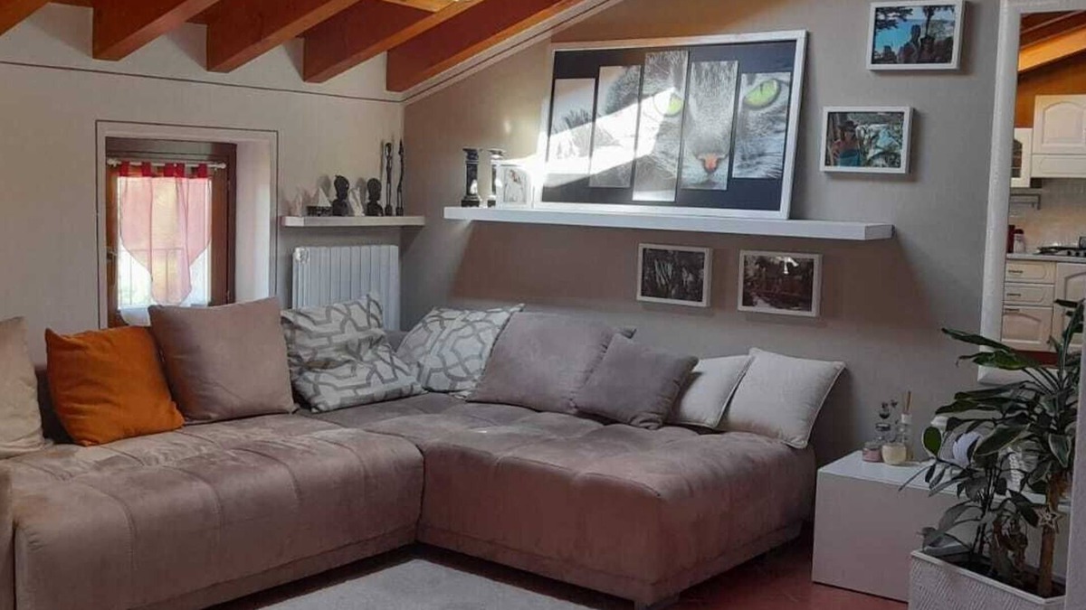 Caprino Veronese House | Graziosa Mansarda in Corte Privata