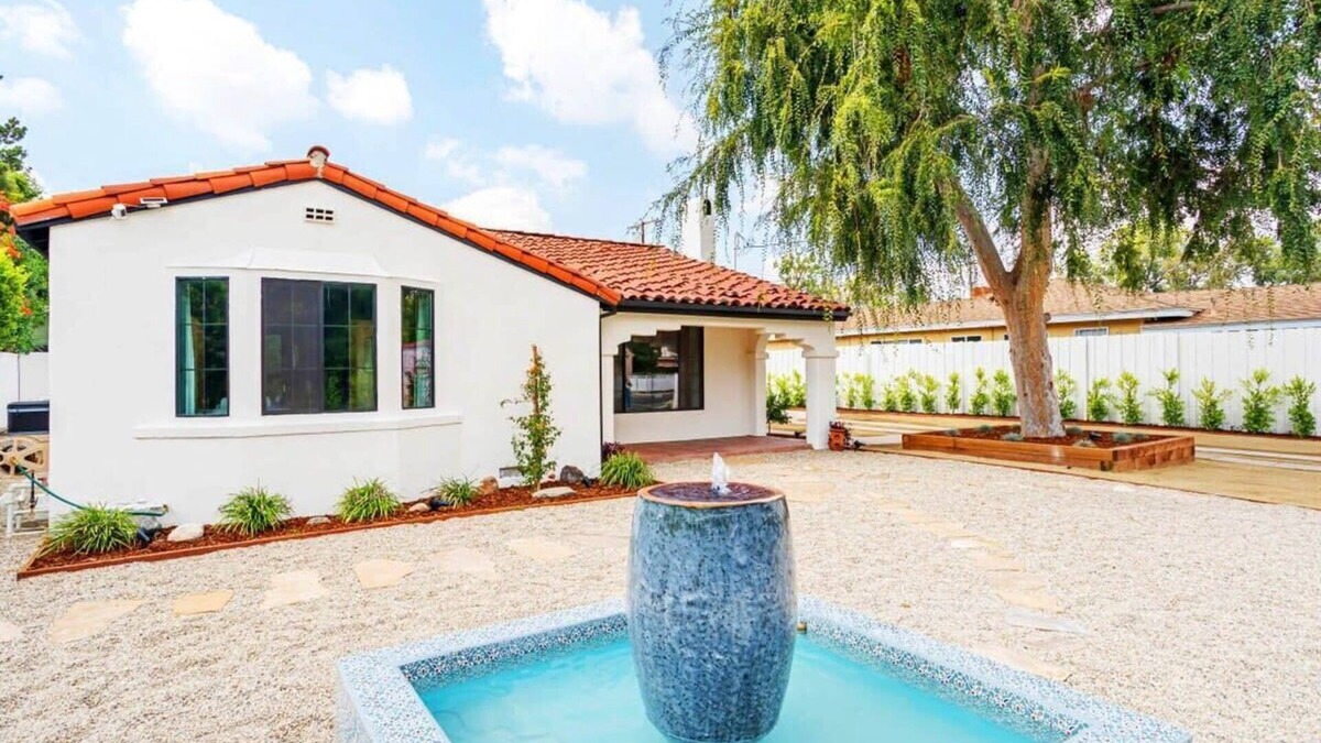 Valley Glen House | Great 2BR Home with Outdoor Hot Tub in Los Angeles