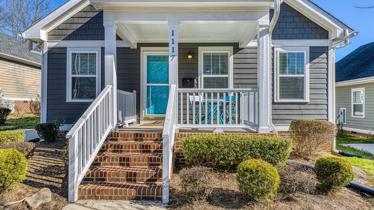 Downtown House | Great 4 Bedroom Bungalow- 1.5 miles to Downtown Raleigh