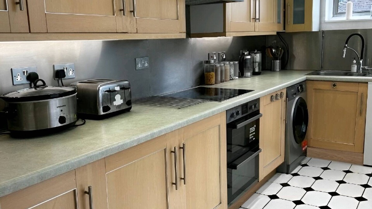 Thornton House | Great 5-Bedroom House in Thornton Road sleeps 14+ T7