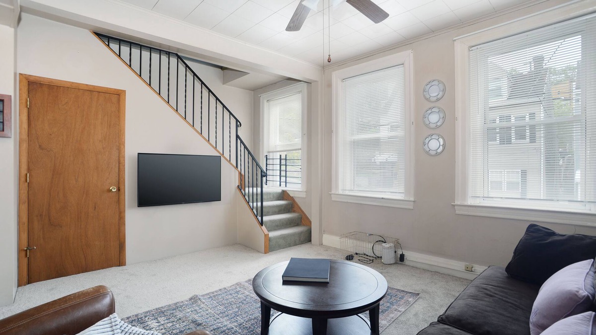 Pittsburgh Apartment | Great Apartment w/Views. Close to Hospitals and Attractions!