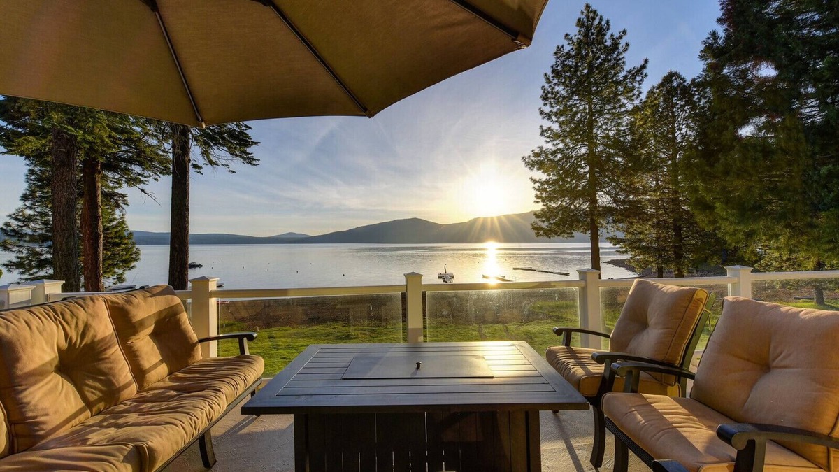 Lake Almanor Country Club House | Great Beach - Lakefront home at Lake Almanor Country Club
