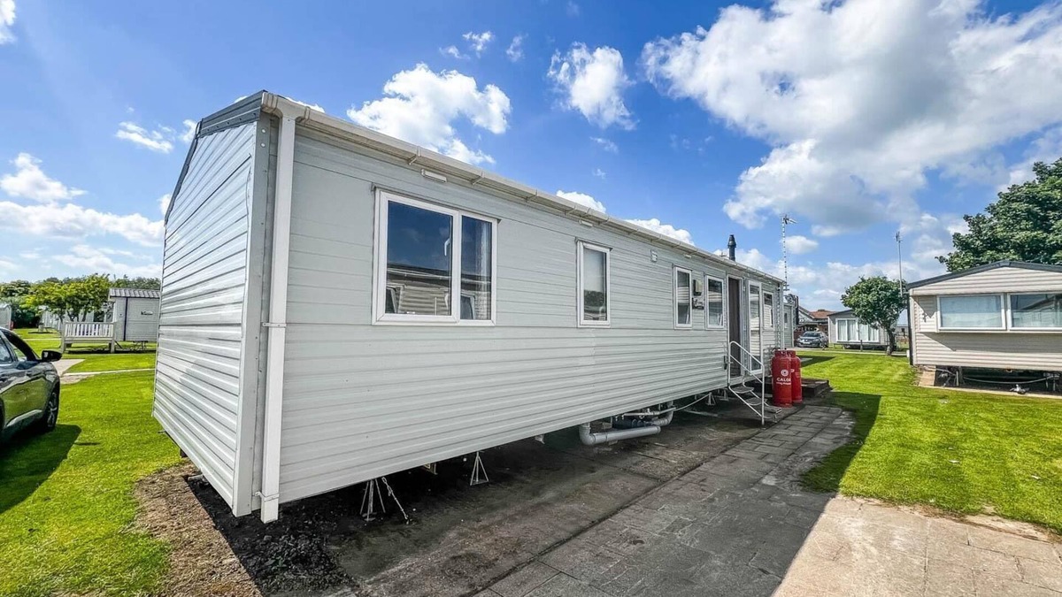 Hopton House | Great caravan with central lounge & WiFi at Broadland Sands, Suffolk ref 20070BS