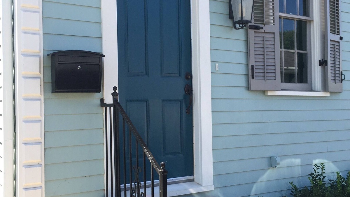 East Riverside House | Great Central Location For All Your NOLA Fun. Large 2 Bd Right Off Magazine St.