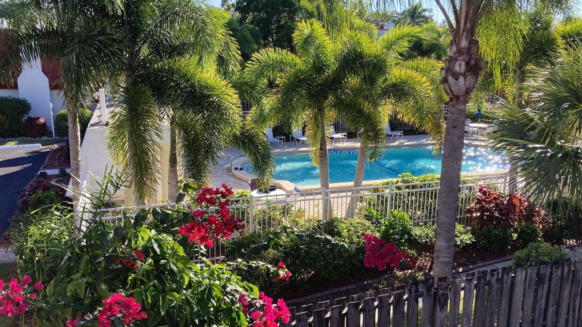 Iona House | Great Community - Iona/McGregor Corridor - Close to Beaches - Poolside Townhome
