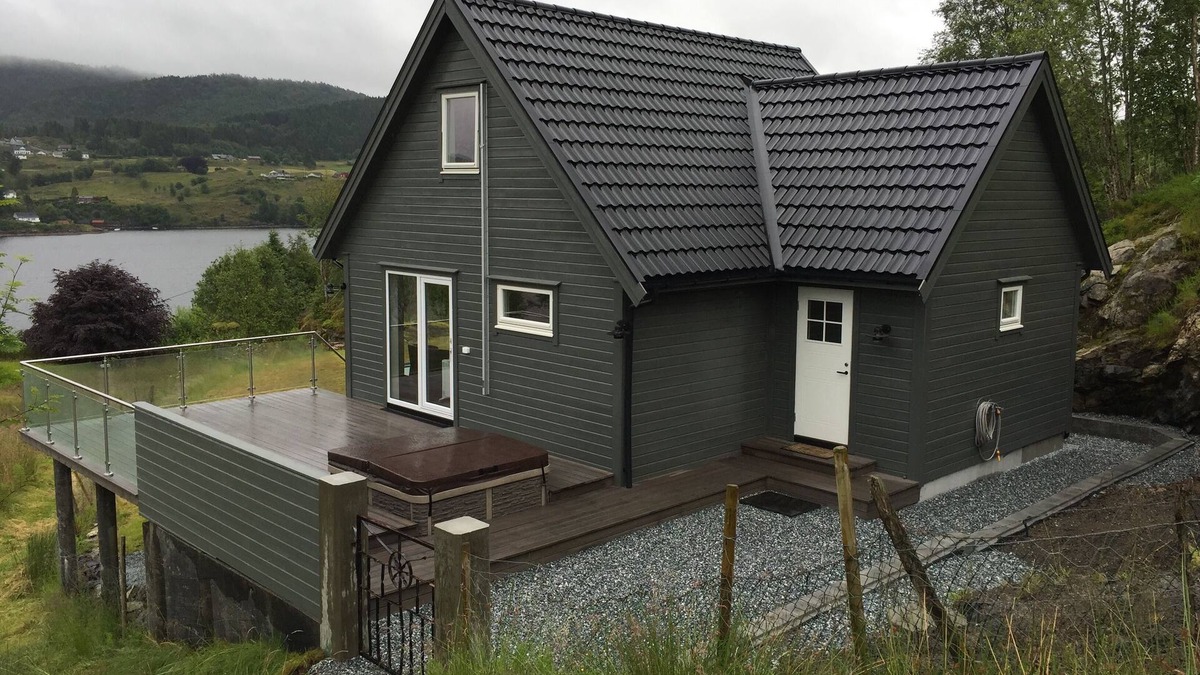 Radoy Cabin | Great cottage for rent in beautiful Nordhordland. Close to sea, with terrace and whirlpool.