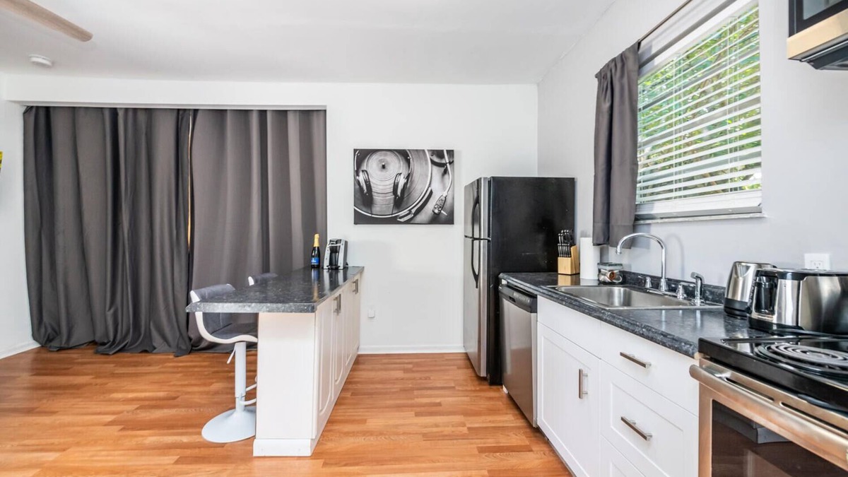 Buena Vista Cottage | Great cottage in Design District - Renovated - King bed - Sofa bed - Hot tub!