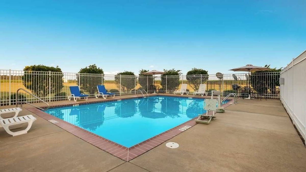 Saint Landry House | Great Deal in Knights Inn Bunkie! Pool, Free Parking On-Site, Free Breakfast