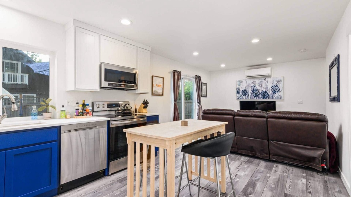 Sellwood-Moreland House | Great Deals on Summer Stays!