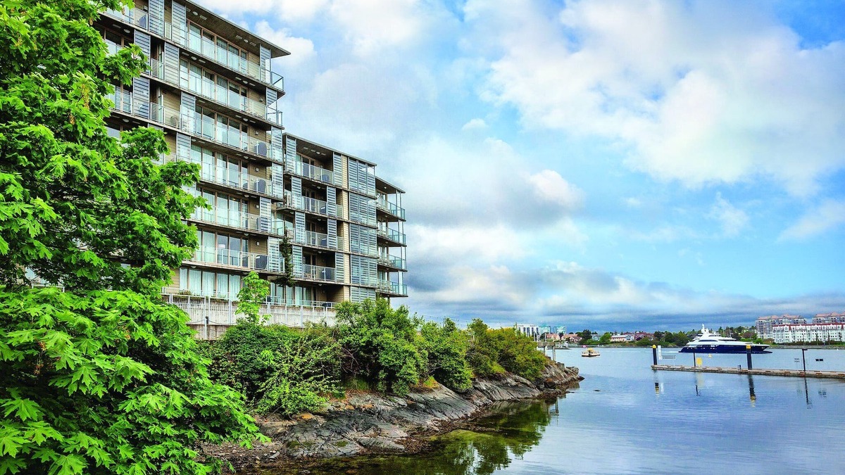 Inner Harbour Resort | Great dining, nightlife !