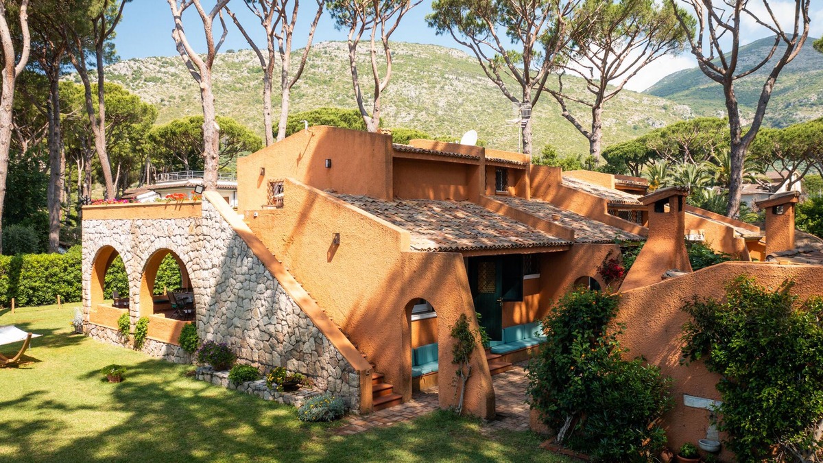 Latina Lido Villa | Great Dune beachfront villa with exclusive direct access to the 50m beach