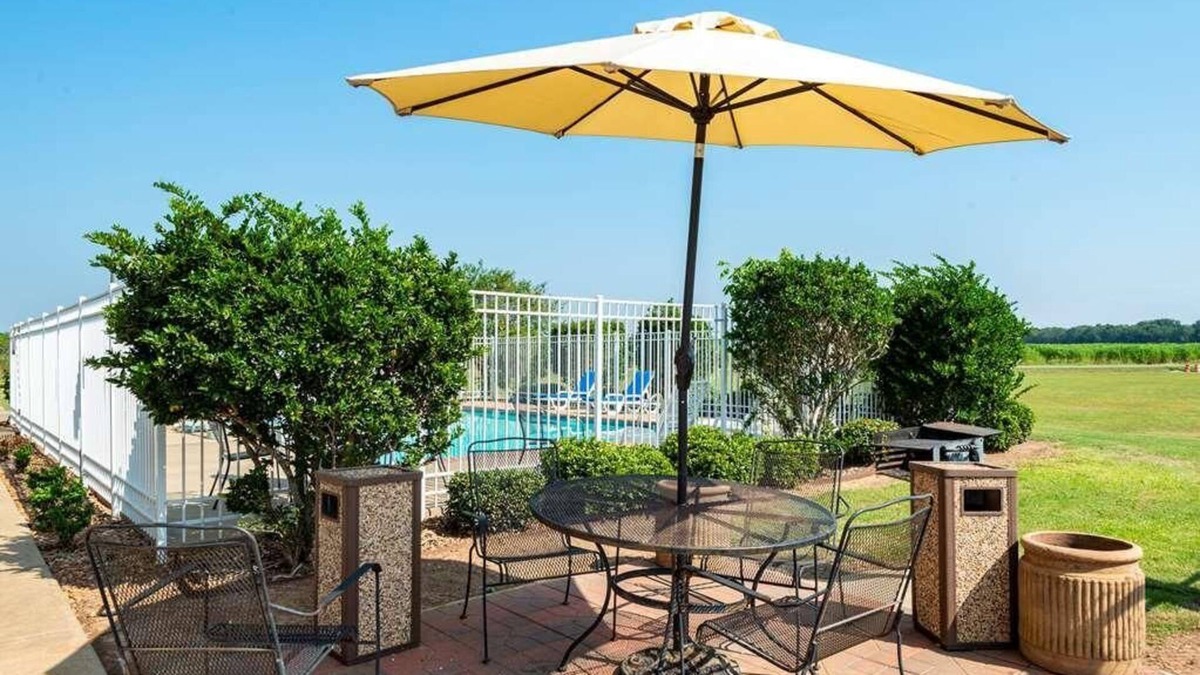 Saint Landry House | Great Escape in Knights Inn Bunkie! Pool, Free Parking On-Site, Free Breakfast