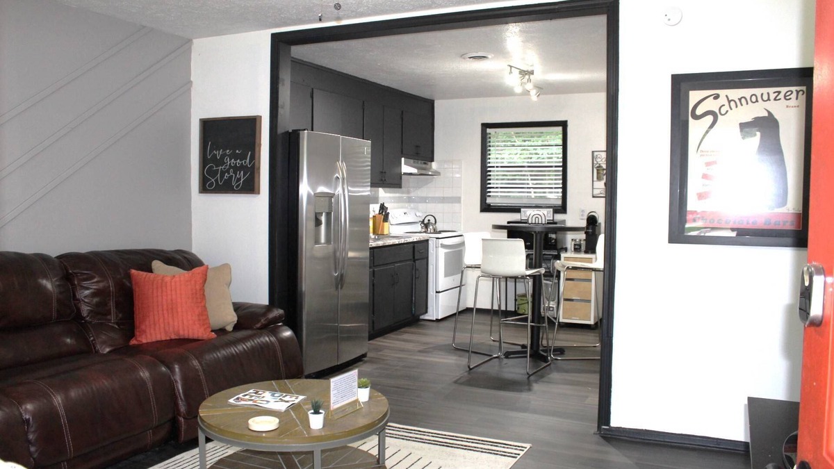 McDonough Apartment | Great Extended Work Stays-Pet-Friendly Cozy 2BR, Driveway Parking, 30M from Downtown Atlanta