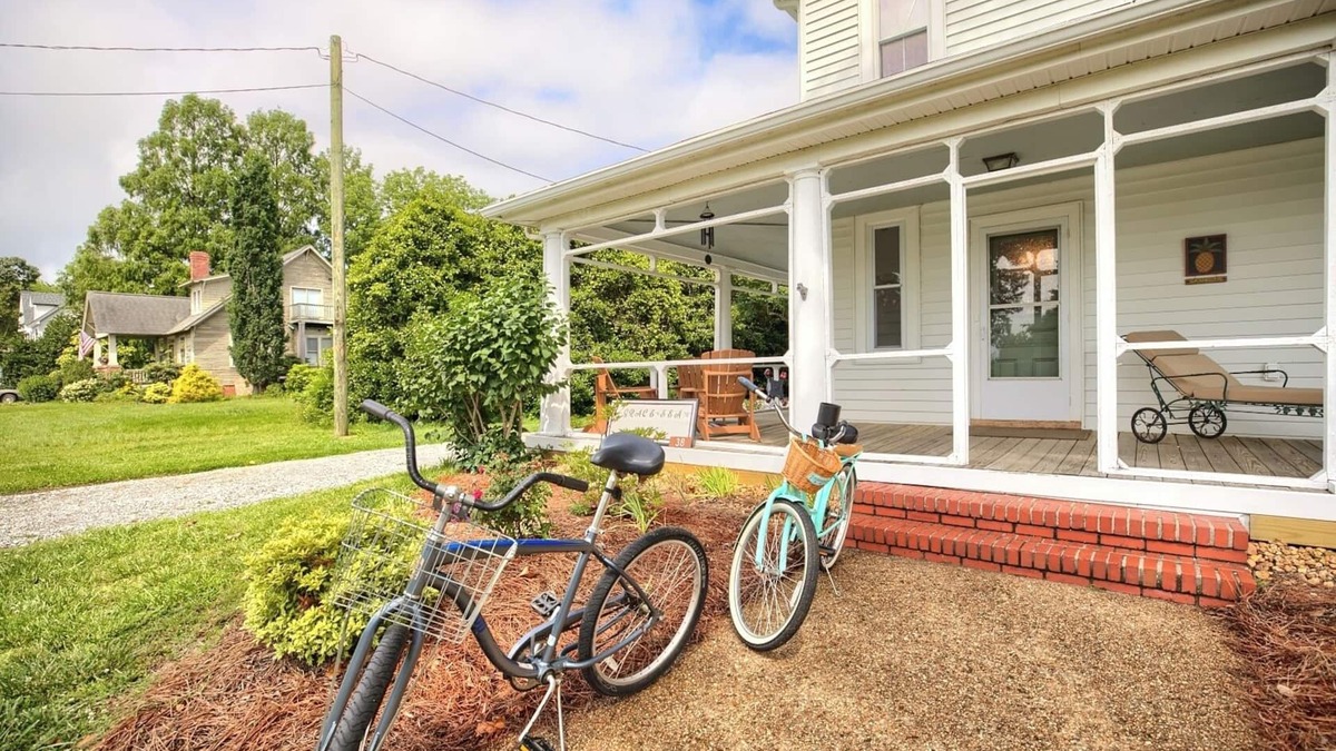 Foster House | Great Family House, BIG Modern Kitchen, First floor master suite