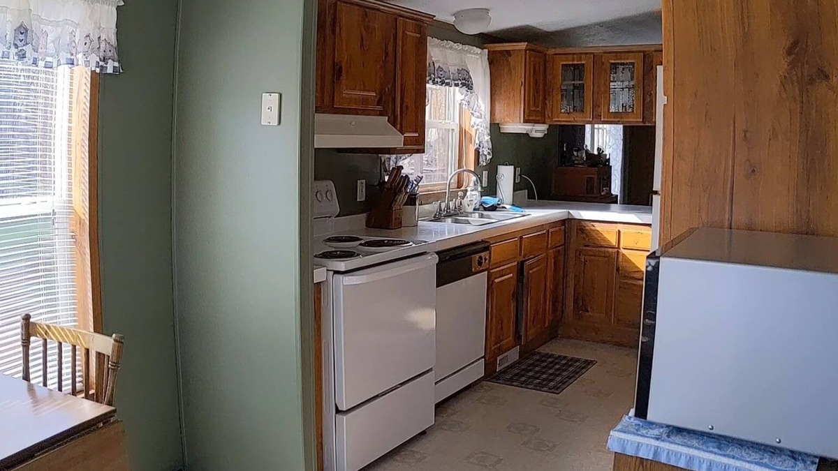 Cambridge House | Great family lake getaway and/or hunting retreat
