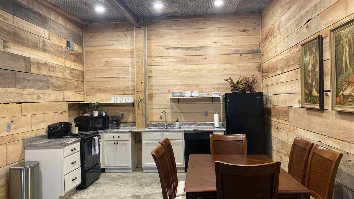 Sardis Apartment | Great fishing at Sardis Lake and U of M ballgame ready!